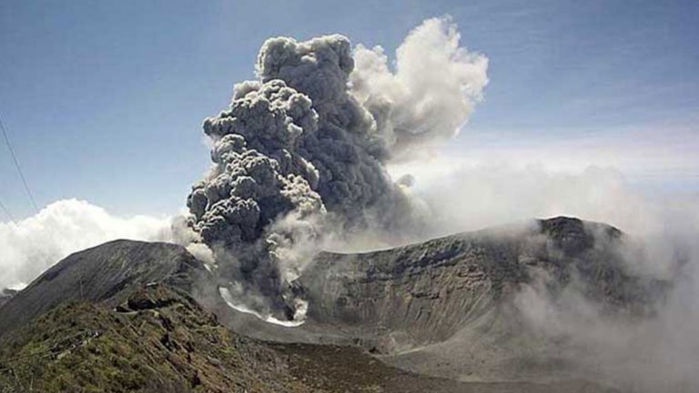 Volcán Turrialba Erupción